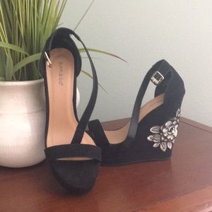 Platform embroidered heels